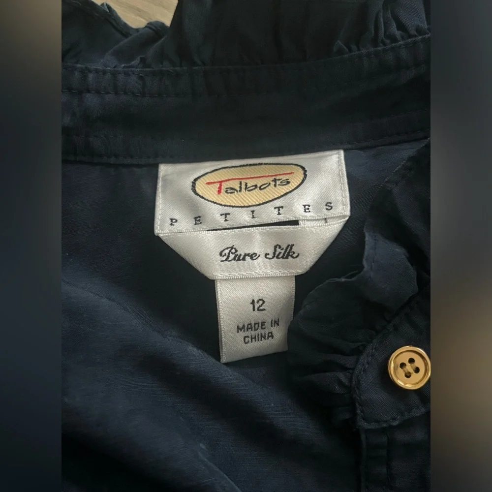 Talbots sleeveless ruffle neck blouse navy blue 100% silk women’s petites 12 p - Picture 2 of 4